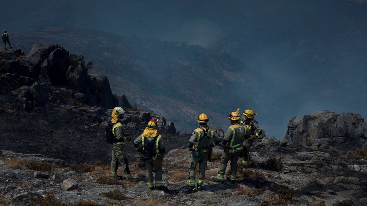 Sigue activo el incendio que afecta a unas 420 hectáreas del Parque Natural Baixa Limia-Serra do Xurés en Lobios, Ourense