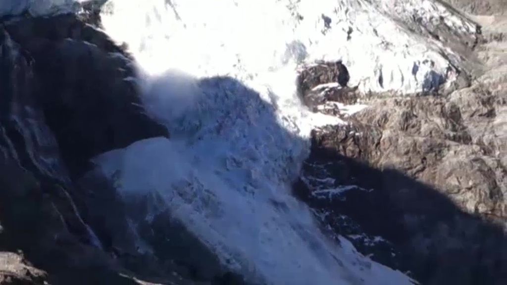 El vídeo del momento en que colapsa un glaciar en Suiza