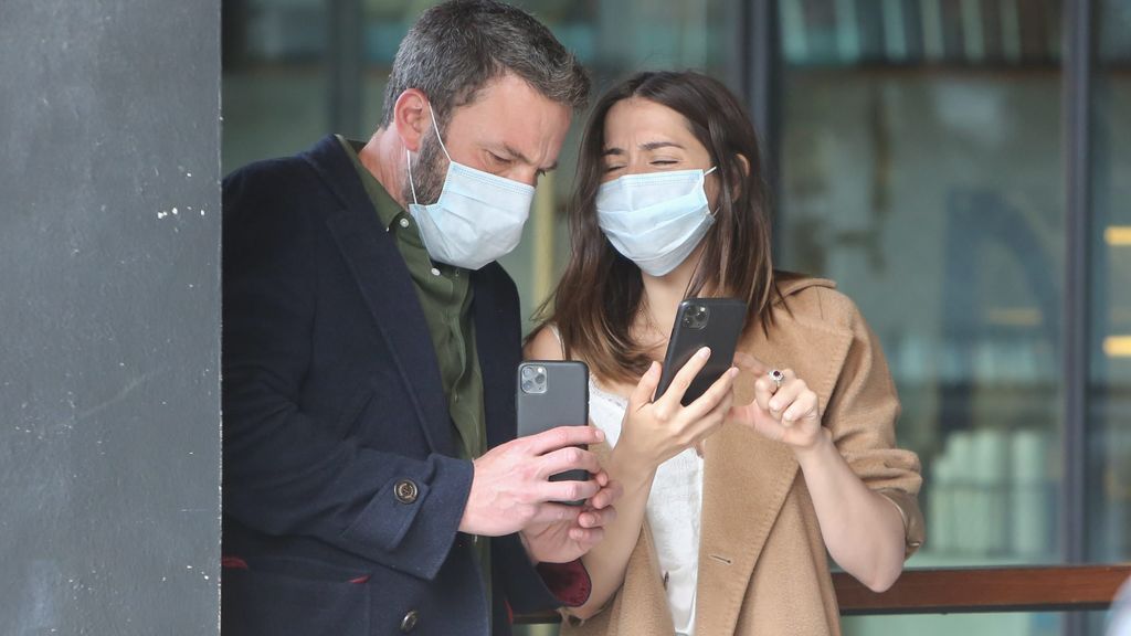 Como ese día hacía un poco de fresco en Los Ángeles, Ana optó por abrigarse con una gabardina.