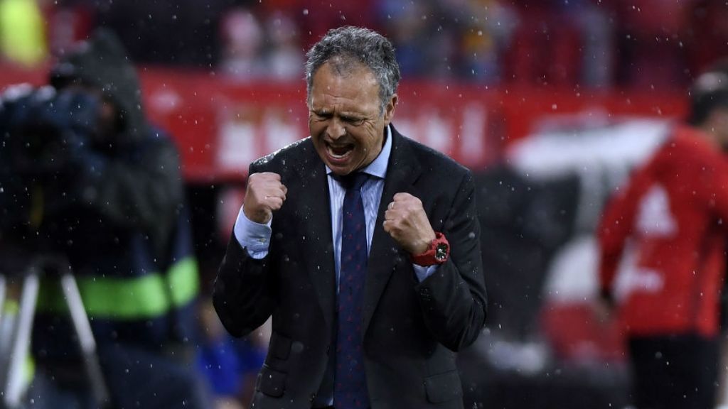 Joaquin Caparrós en el banquillo del Sevilla FC como entrenador