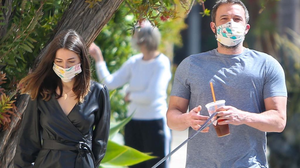 Para uno de sus primeros paseos con su chico, Ana eligió un vestido negro en imitación de cuero.