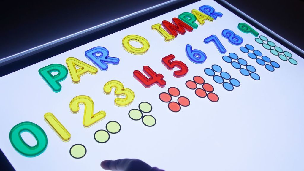 Para hacerla tú misma, tendrás que hacerte con una mesa, una pantalla de metacrilato y leds.
