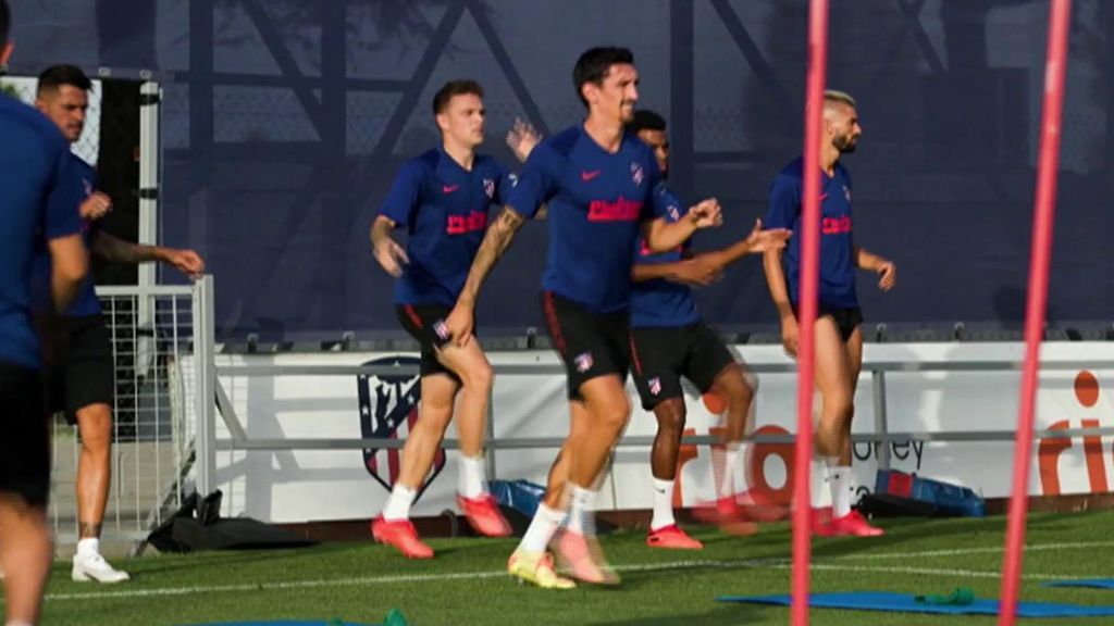 Los jugadores del Atlético entrenando en la ciudad deportiva.