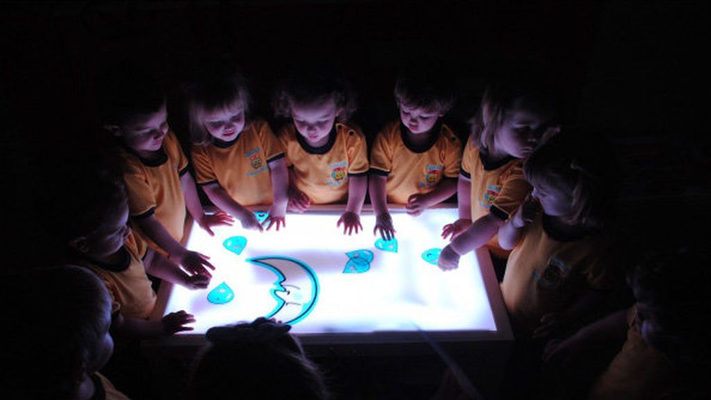 La mesa de luz será ideal para que los niños desarrollen su imaginación.