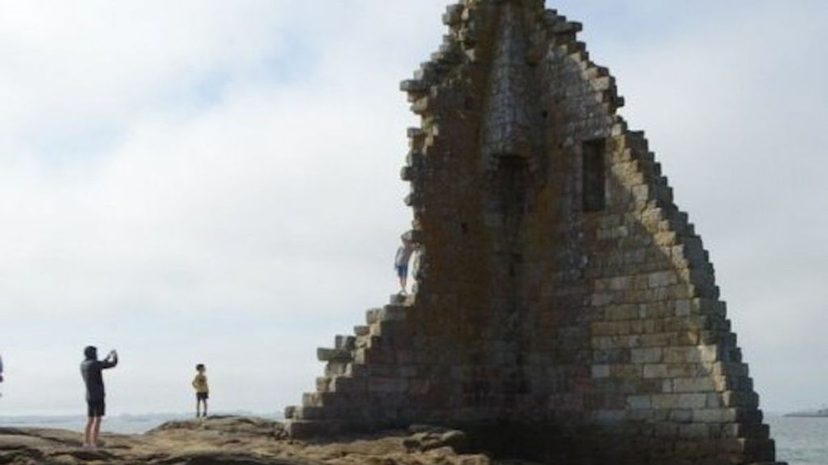 El último maltrato al patrimonio por 'posturear': niños trepando por una torre del siglo VIII en Cambados (Pontevedra) El último maltrato al patrimonio por 'posturear': niños trepando por una torre del siglo VIII en Cambados (Pontevedra)
