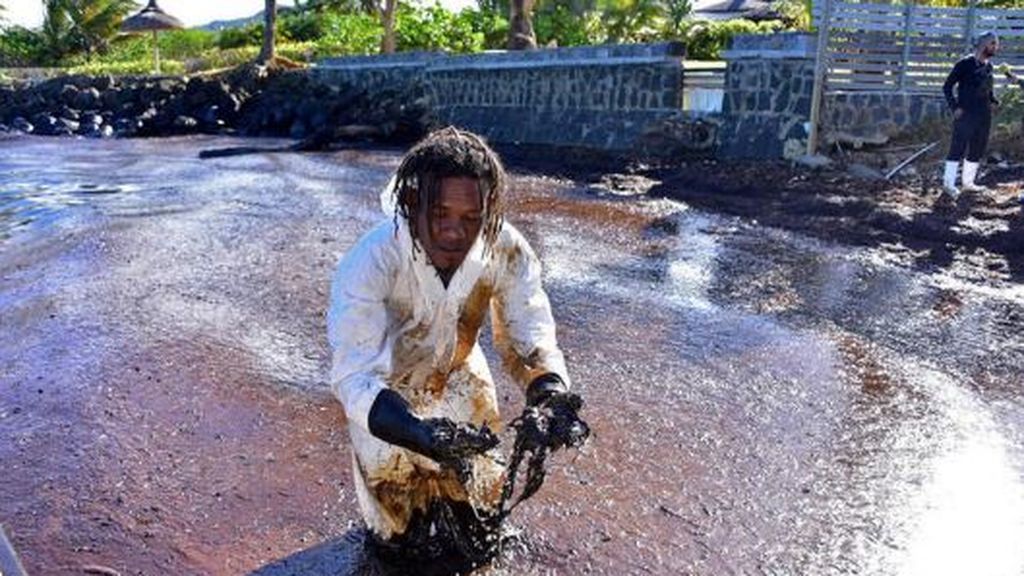 Voluntario participa en la limpieza de las playas en Isla Mauricio