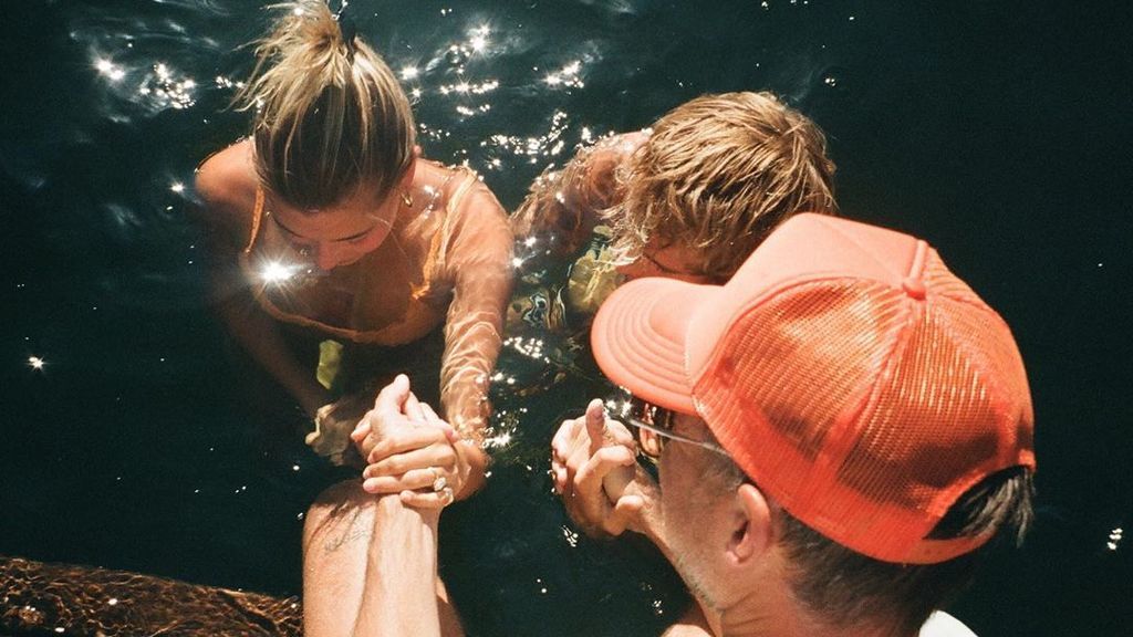 Justin Bieber junto a Hailey, su esposa, bautizándose