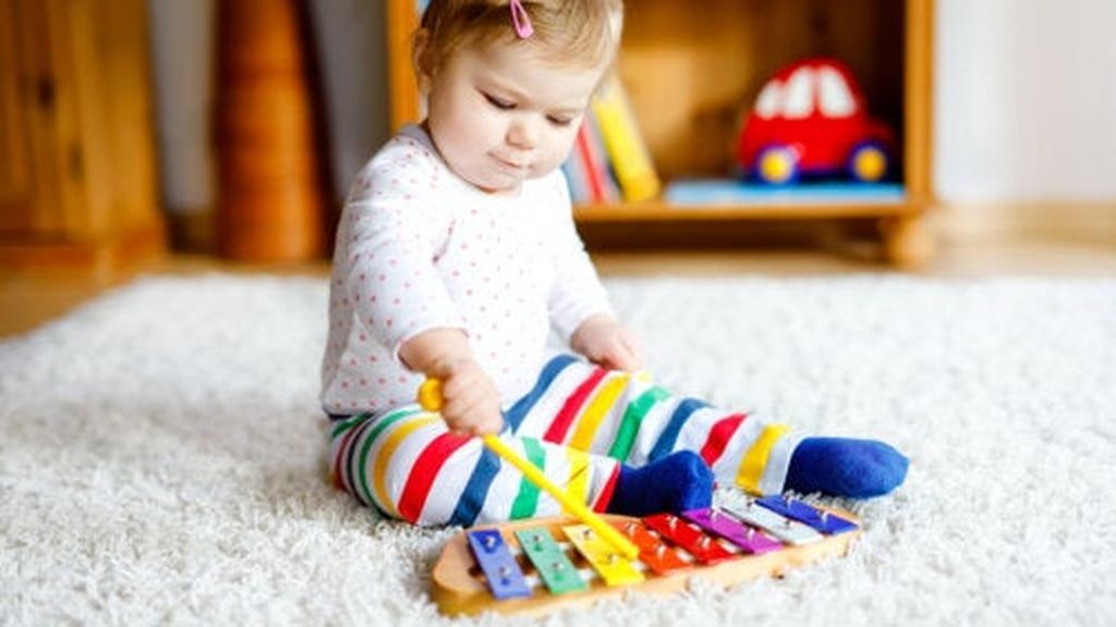 La Universidad Autónoma de Madrid, en un reciente estudio, ha explicado la relación entre los objetos musicales y los bebés.