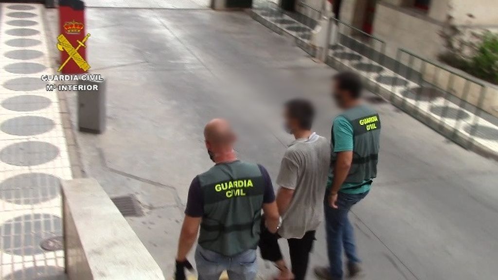 Detenido en Melilla un hombre con una orden internacional de detención que pretendía llevar a su hija a Siria Detenido en Melilla un hombre con una orden internacional de detención que pretendía llevar a su hija a Siria