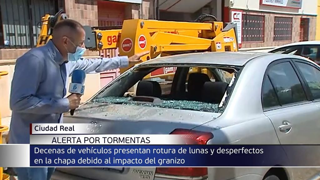 Largas colas en los talleres de Ciudad Real tras la brutal granizada: coches con abolladuras y lunas rotas
