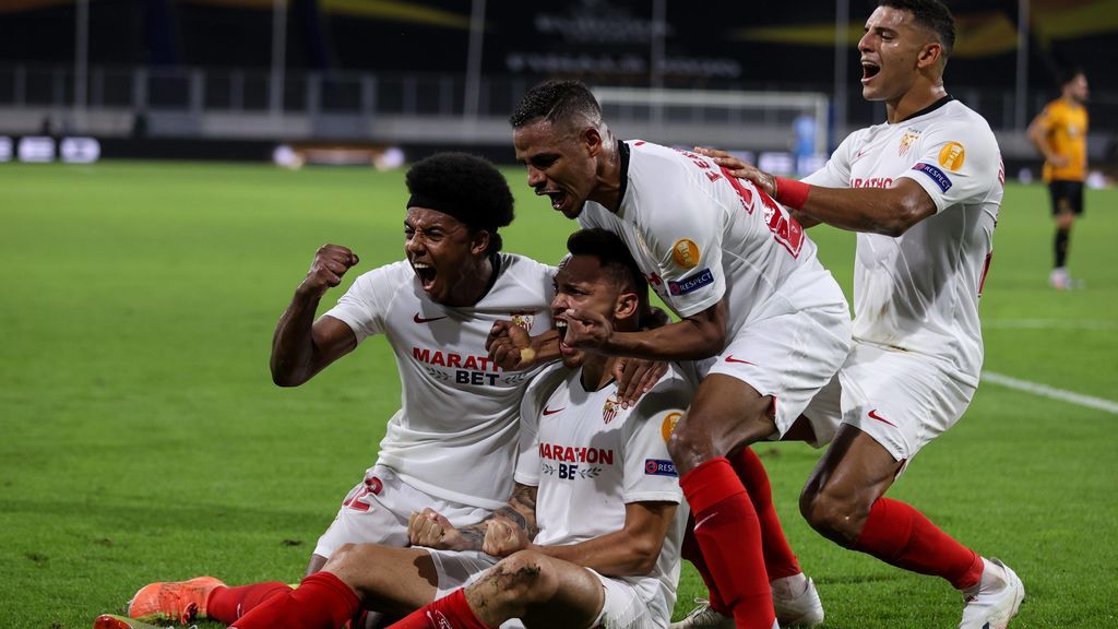 Ocampos celebra el gol de Sevilla ante el Wolves.