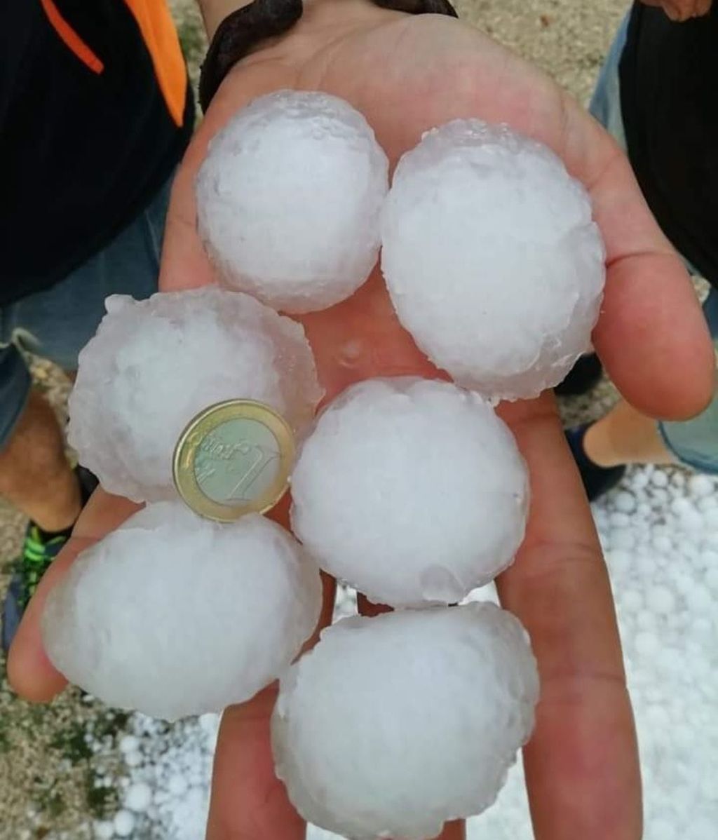 Las bolas de granizo llegaron a los tres y cuatro centímetros en Nerpio (Albacete).