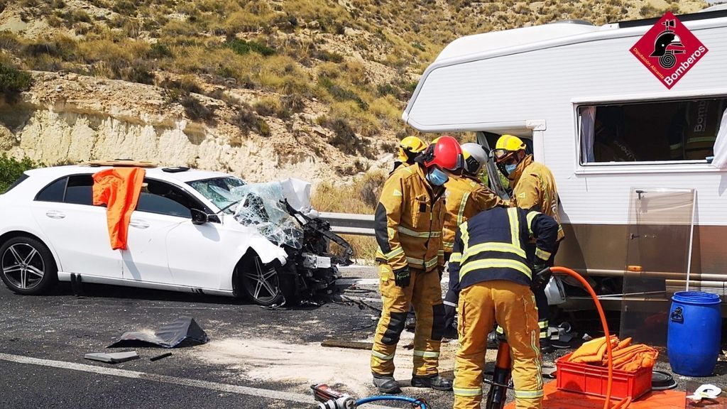Dos fallecidos y tres heridos en un accidente entre un coche y una caravana en Alicante Dos fallecidos y tres heridos en un accidente entre un coche y una caravana en Alicante