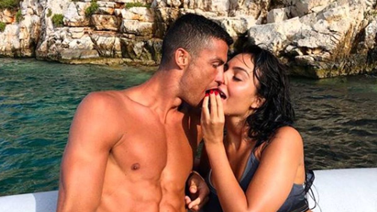 Cristiano Ronaldo presume de abdominales en sus vacaciones y le trolean: "Deja el Photoshop" Cristiano Ronaldo presume de abdominales en sus vacaciones y le trolean: "Deja el Photoshop"