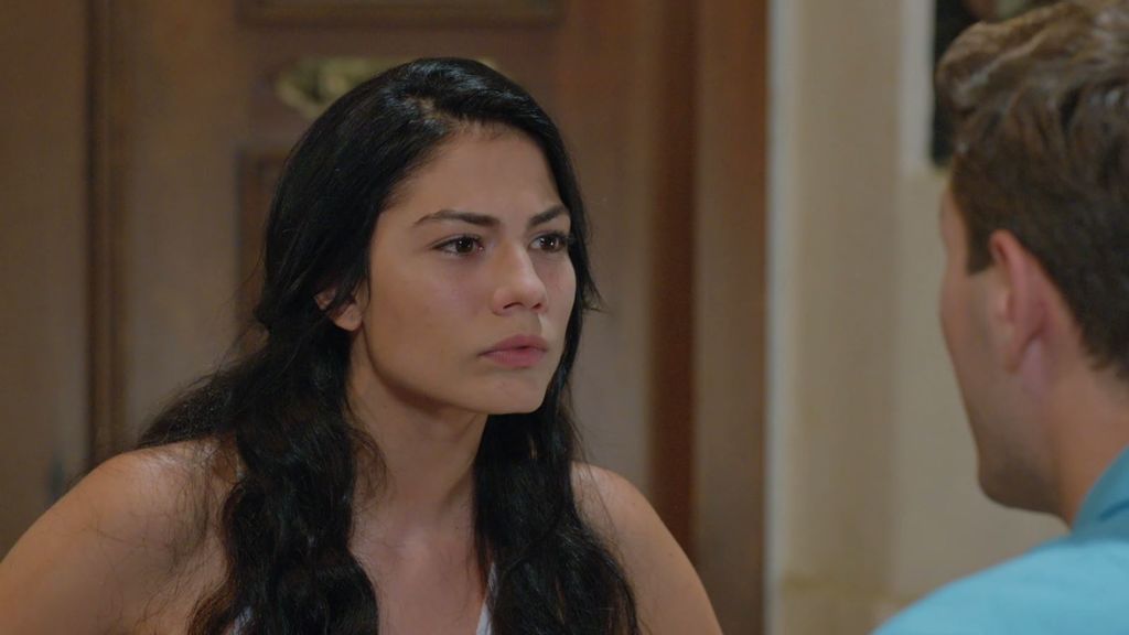 Lale reprocha a Onur que intente controlarla