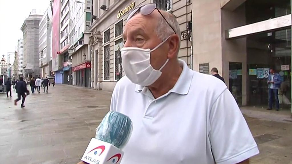 Feijóo prohíbe fumar en Galicia en calles y terrazas para evitar la propagación del coronavirus