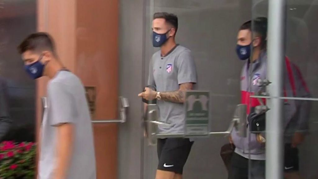 Los jugadores del Atlético, saliendo del hotel en Lisboa.
