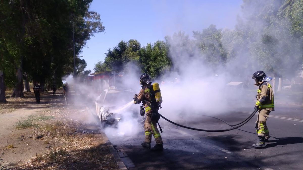 Sale ardiendo un taxi Maserati, valorado en más de 120.000 euros, en Sevilla Sale ardiendo un taxi Maserati, valorado en más de 120.000 euros, en Sevilla