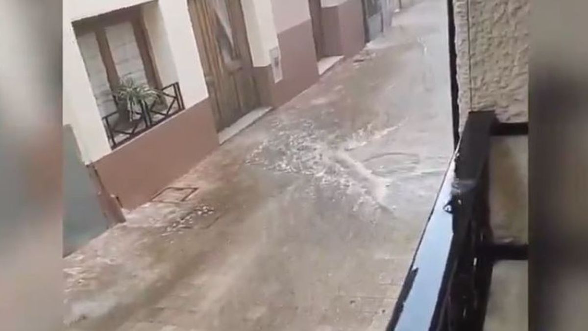 Siguen cayendo rayos en España: una fuerte tormenta deja inundaciones en Murcia y Alicante Siguen cayendo rayos en España: una fuerte tormenta deja inundaciones en Murcia y Alicante