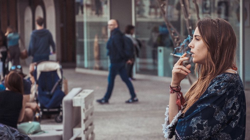 Galicia prohíbe fumar en la calle si no puede mantenerse la distancia de seguridad Galicia prohíbe fumar en la calle si no puede mantenerse la distancia de seguridad