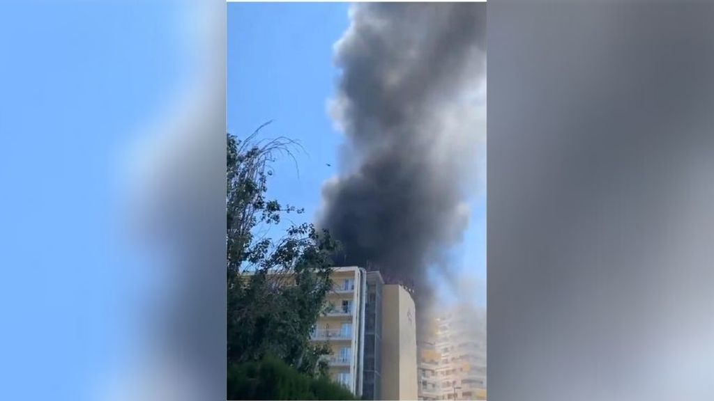 Un aparatoso incendio obliga a evacuar un el hotel Trinimar de Benicàssim Un aparatoso incendio obliga a evacuar un el hotel Trinimar de Benicàssim