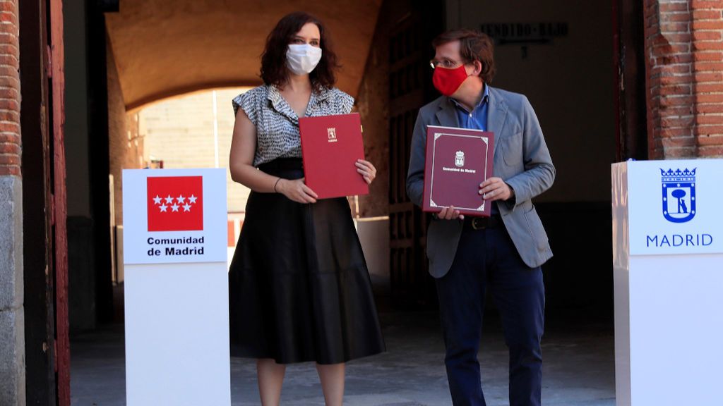 Díaz Ayuso y Martínez-Almeida, cazados sin mascarilla durante sus vacaciones Díaz Ayuso y Martínez-Almeida, cazados sin mascarilla durante sus vacaciones