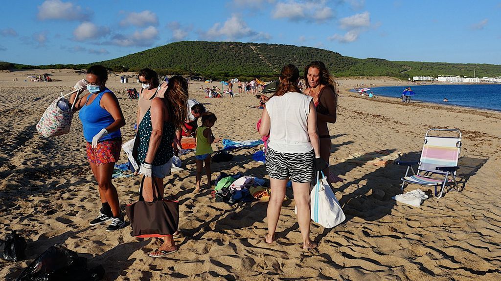 Miembros del `Comando Burgaíllo´ preparándose para limpiar la playa