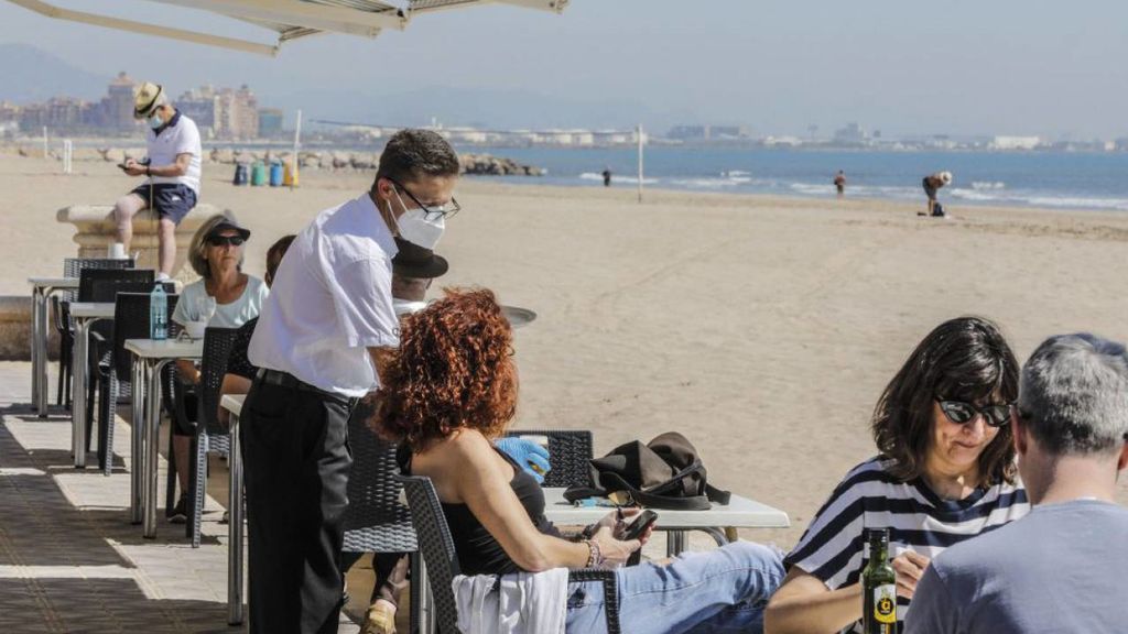 València se blinda para proagar el virus: distancia obligatoria y los negocios cierran a la 1 y media de la noche València se blinda para proagar el virus: distancia obligatoria y los negocios cierran a la 1 y media de la noche