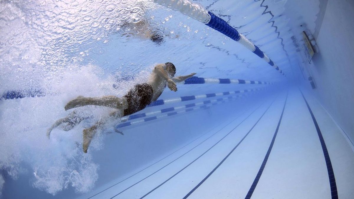 La natación tiene muchos beneficios físicos y psicológicos. La natación tiene muchos beneficios físicos y psicológicos.