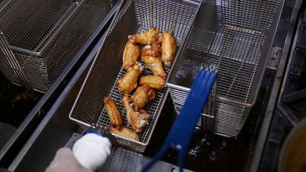 China detecta trazas de coronavirus en muestras de alitas de pollo de Brasil China detecta trazas de coronavirus en muestras de alitas de pollo de Brasil