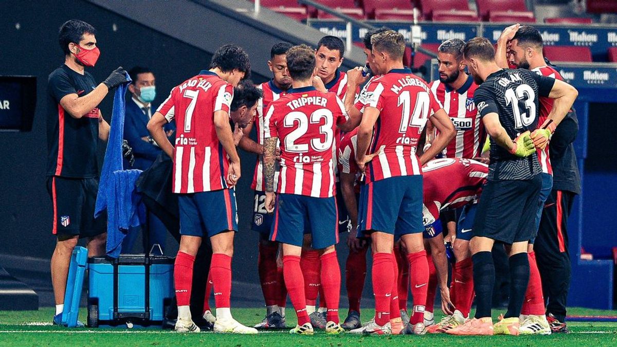 Simeone da instrucciones a sus jugadores en un partido. Simeone da instrucciones a sus jugadores en un partido.