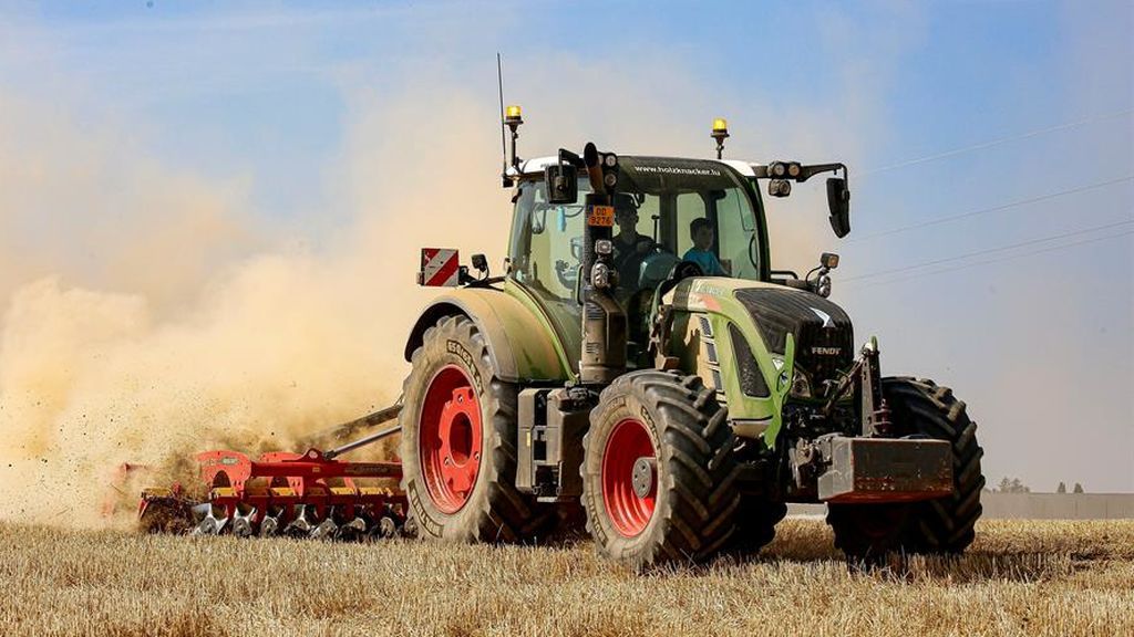 Un matrimonio y su hija hospitalizados al ser arrollados por un tractor en Peñafiel (Valladolid) Un matrimonio y su hija hospitalizados al ser arrollados por un tractor en Peñafiel (Valladolid)