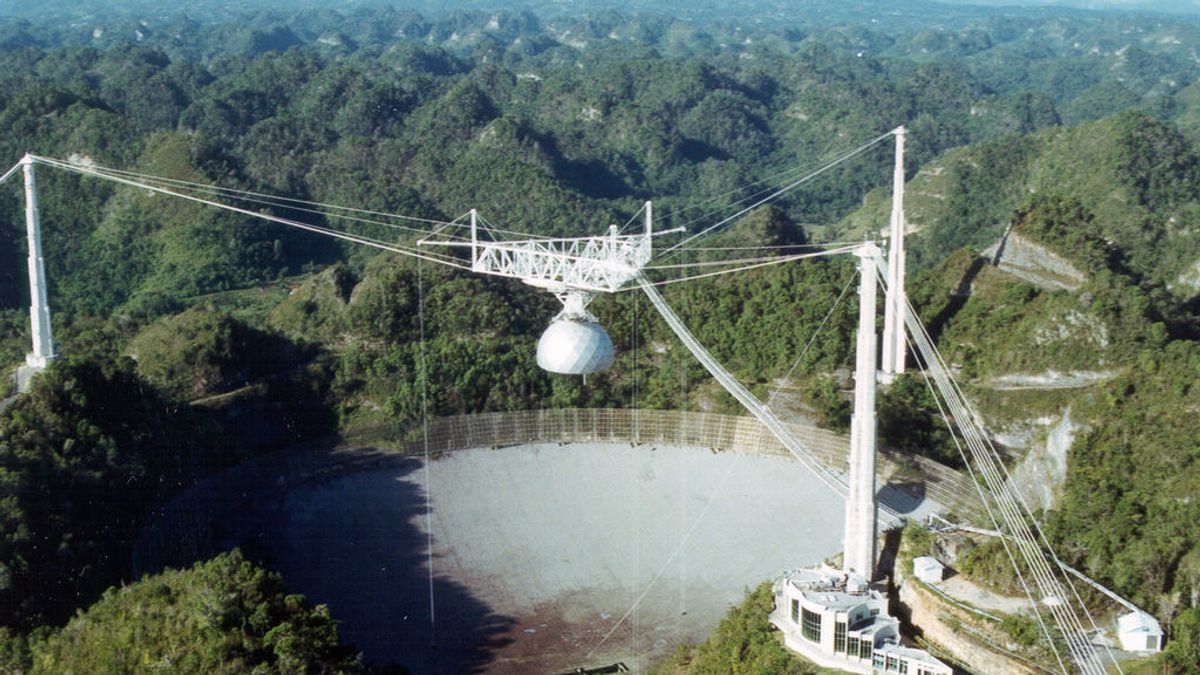 Cierra el observatorio de Arecibo, el más famoso del mundo: un cable roto desmorona una parte de la estructura