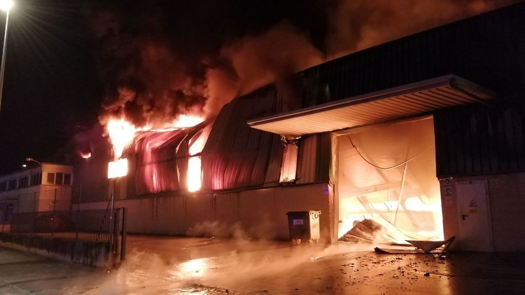 Alerta por un incendio en una nave con pinturas y disolventes en Sant Fruitós del Bages (Barcelona) Alerta por un incendio en una nave con pinturas y disolventes en Sant Fruitós del Bages (Barcelona)