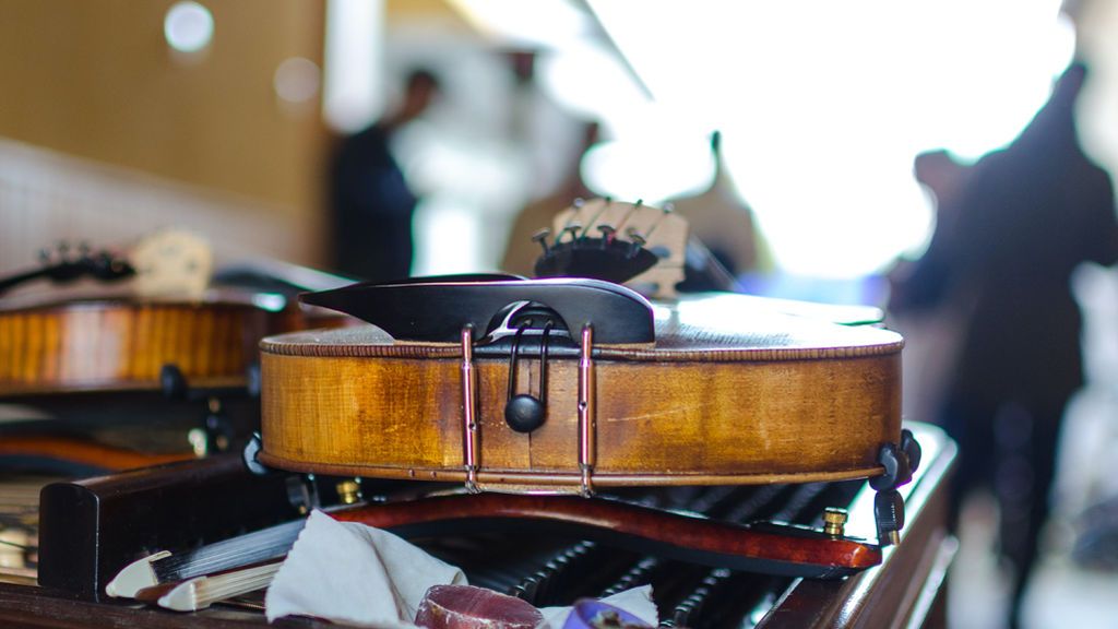 Una aprendiz de violinista veterana y el apoyo de su marido: la historia músico-amorosa de calle Preciados, Madrid