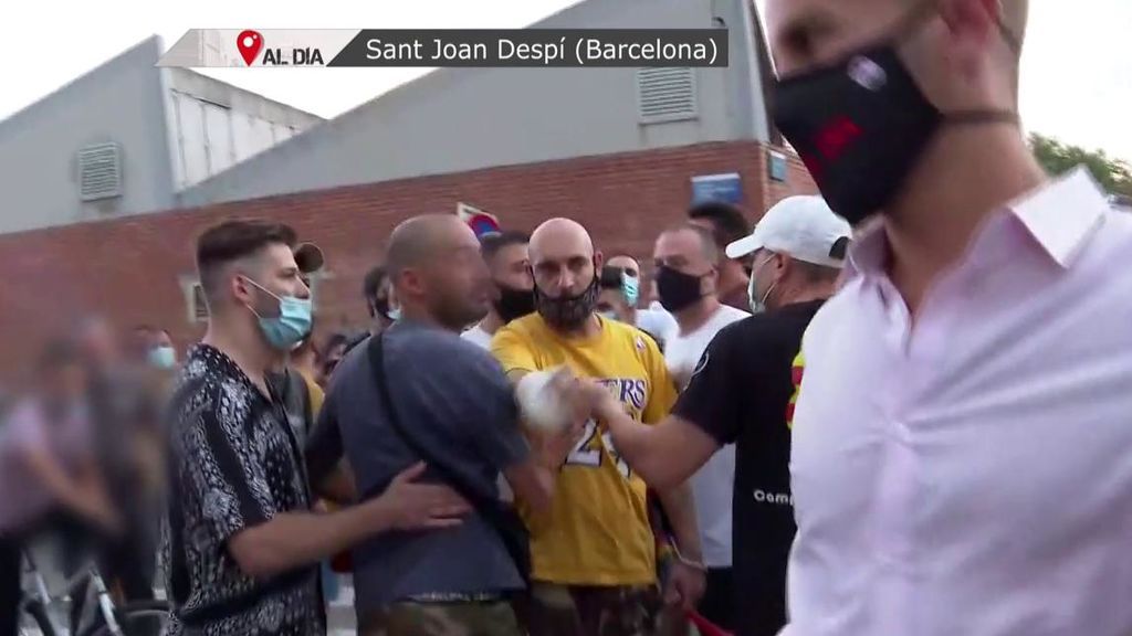 Las imágenes del enfrentamiento entre vecinos y okupas en Barcelona: protestas, agresiones y dos detenidos