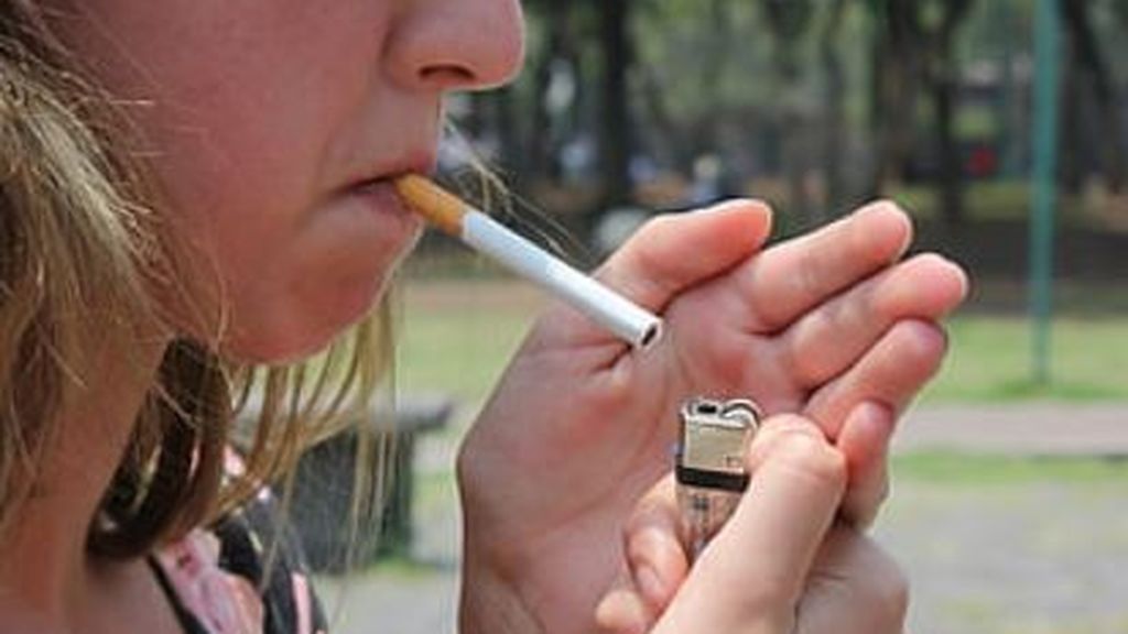 Prohibido fumar en la calle: la medida para combatir la covid-19 Prohibido fumar en la calle: la medida para combatir la covid-19