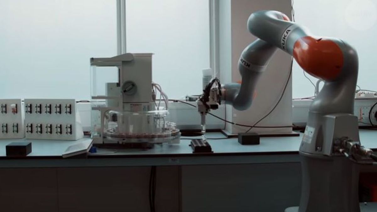 La ciencia no es solo cosa de humanos: el robot inteligente que investiga en un laboratorio