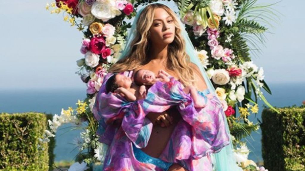 La reina de las flores con sus dos pequeños, Sir y Rumi.