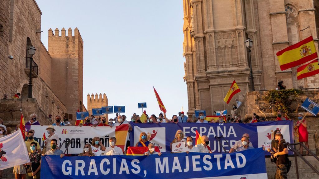 Una multitud se manifiesta en apoyo a la monarquía en Palma de Mallorca al grito de "Viva el Rey"
