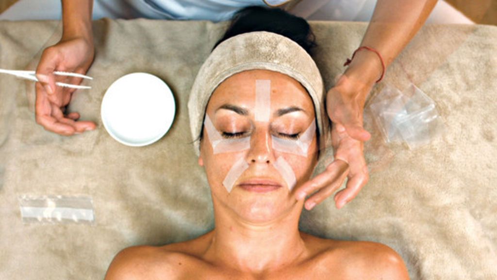 El tratamiento de mascarilla electrohilado de ácido hialurónico te ayudará a que tu rostro brille más.