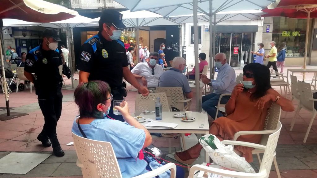 Hosteleros gallegos, ante la prohibición de fumar en las terrazas si no hay distancia social: “Ya teníamos que pelear por la mascarilla y ahora esto” Hosteleros gallegos, ante la prohibición de fumar en las terrazas si no hay distancia social: “Ya teníamos que pelear por la mascarilla y ahora esto”