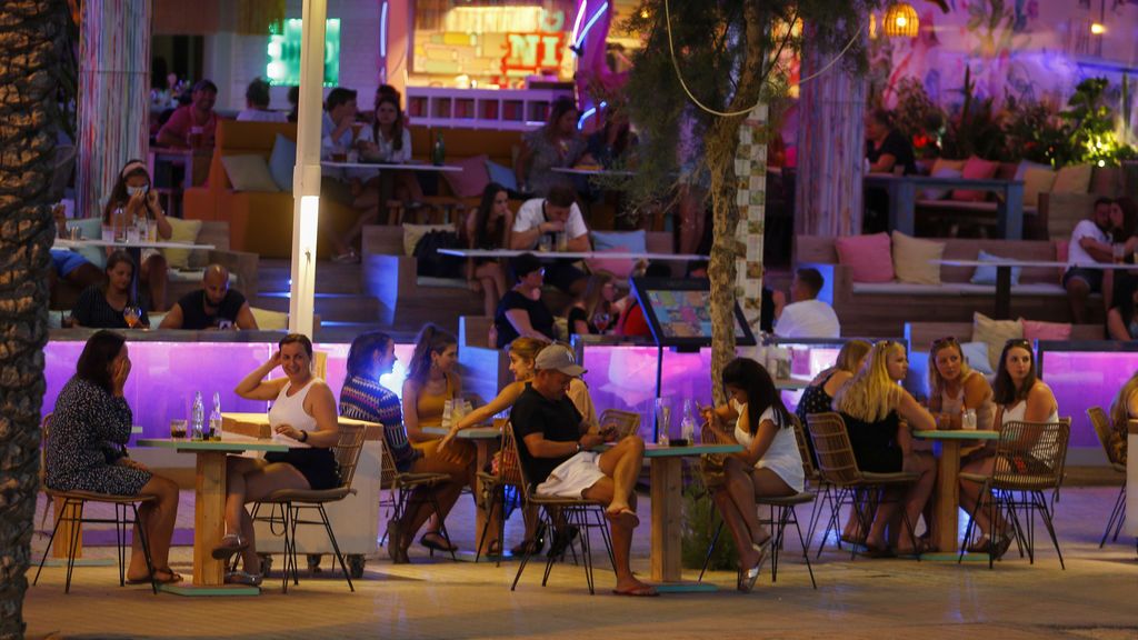 Sanidad refuerza la coordinación de las autonomías y decreta medidas para atajar el ocio nocturno Sanidad refuerza la coordinación de las autonomías y decreta medidas para atajar el ocio nocturno