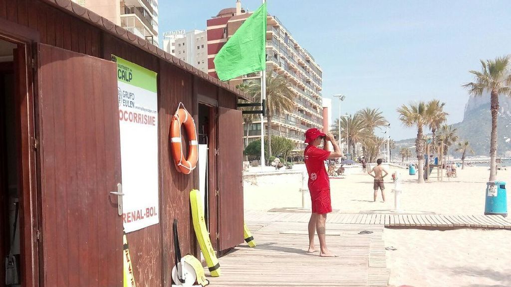 Un socorrista vigila a los bañistas en una playa de Calpe. Un socorrista vigila a los bañistas en una playa de Calpe.