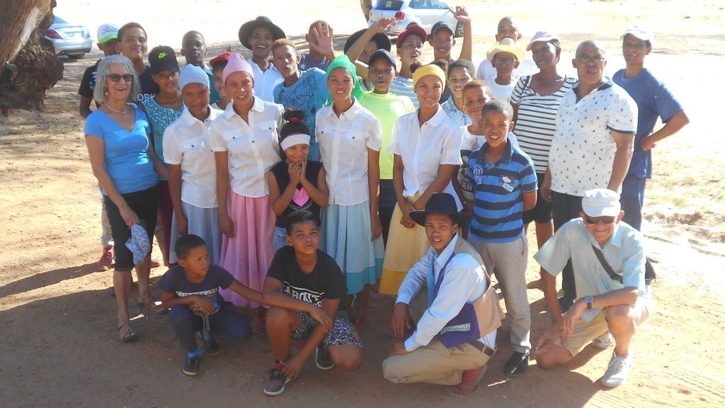 Elsa con los bailarines khoisan en el río Olifants, cerca de Clanwilliam, en Sudáfrica