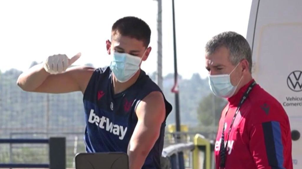 Los jugadores siguen sometiéndose a test PCR.