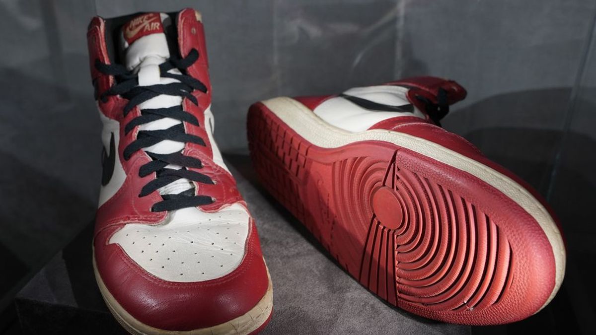 Nuevo récord en la subasta de unas zapatillas de Michael Jordan: el día que la leyenda destrozó el tablero