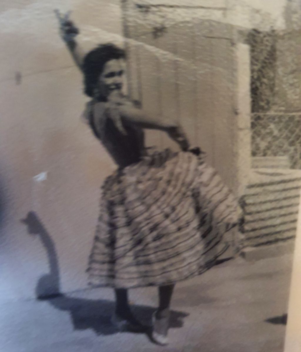 Elsa a los 19 años en Sudáfrica con una falda andaluza hecha por su madre