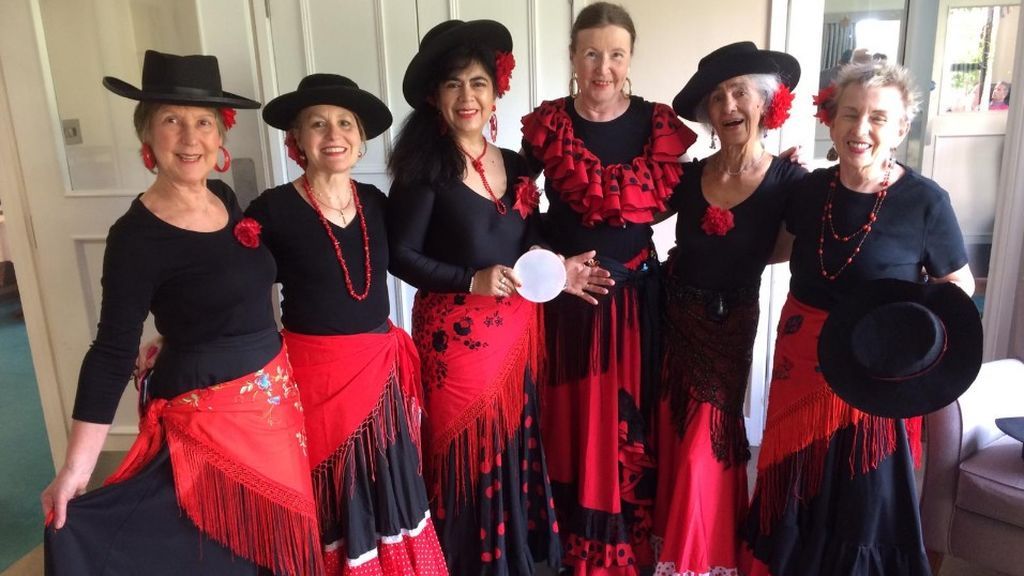 Elsa Pérez con su grupo de danza española The Iberian Folk Dance