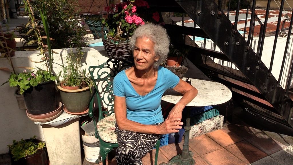 Elsa Pérez en el patio de su casa